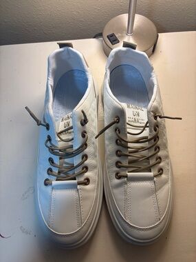 Source Unknown White Leather Low-Top Sneakers with Brown Laces